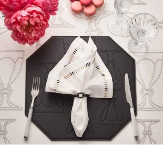 Harcourt Placemat in Black, Set of 4 in a Gift Box